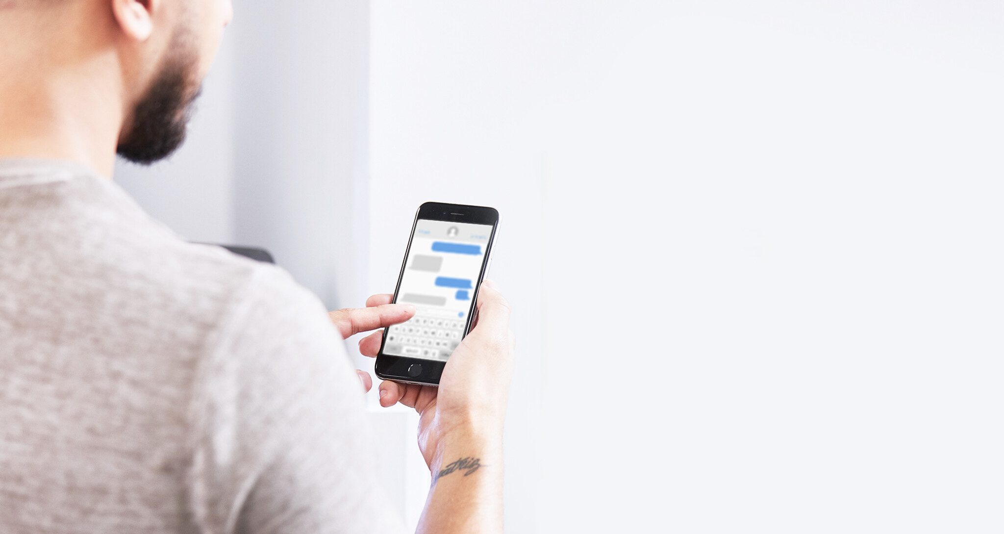 BANNER_CMD@2x man texting on his phone